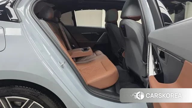 BMW 5 Series (G60) 2025 Цвет галактики из Кореи, фото 3