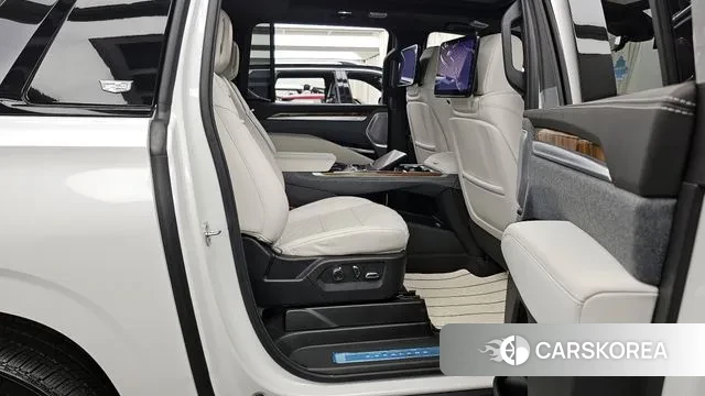 Cadillac Escalade 5th Generation 2025 Белый из Кореи, фото 3