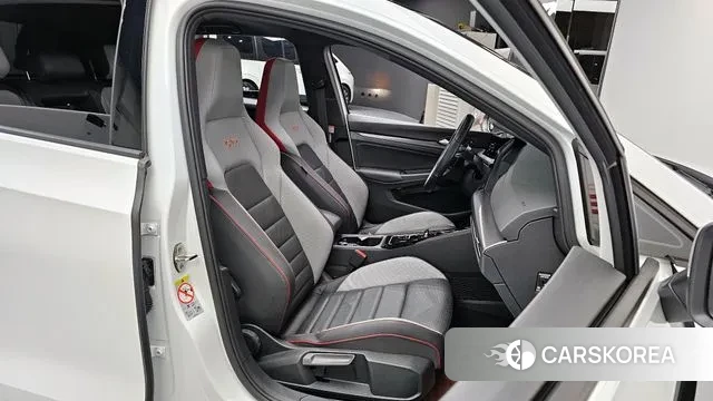 Volkswagen Golf 8th Generation 2024 Белый из Кореи, фото 3