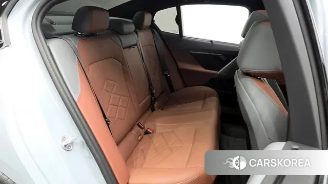 BMW 5 Series (G60) 2025 Светло-серебряный цвет из Кореи, фото 3