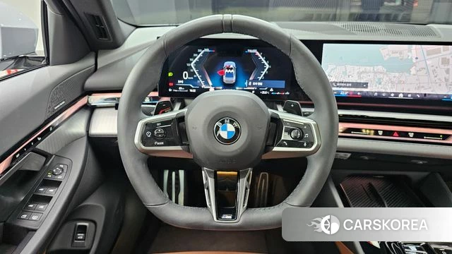 BMW 5 Series (G60) 2024 Серебристо-серый из Кореи, фото 3