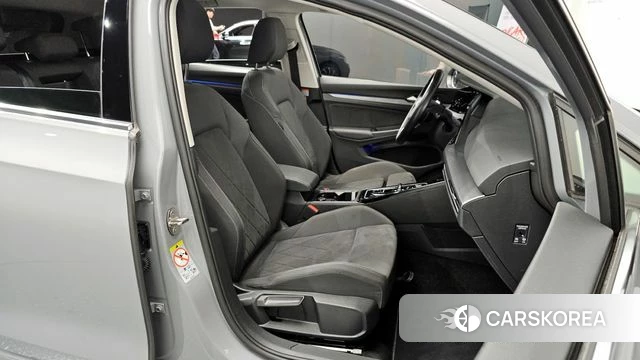 Volkswagen Golf 8th Generation 2024 Серебристо-серый из Кореи, фото 3