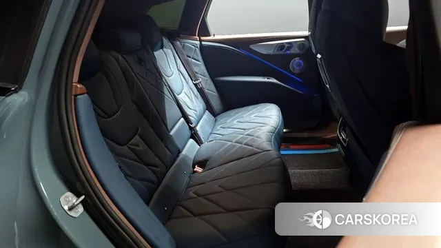 BMW XM (G09) 2023 Светло-серебряный цвет из Кореи, фото 3