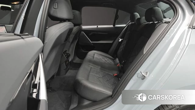 BMW 5 Series (G60) 2026 Светло-серебряный цвет из Кореи, фото 3