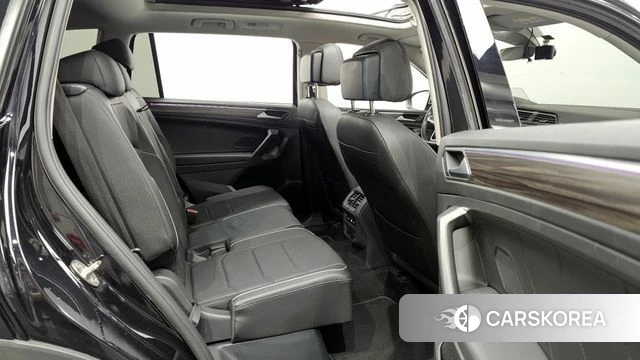 Volkswagen Tiguan Allspace 2023 Черный из Кореи, фото 3