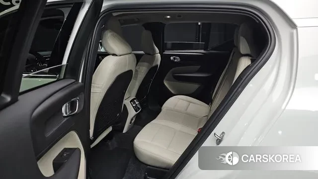 Volvo XC40 2024 Белый из Кореи, фото 3