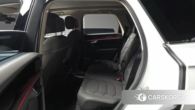 Volkswagen Touareg 3rd generation 2023 Белый из Кореи, фото 3