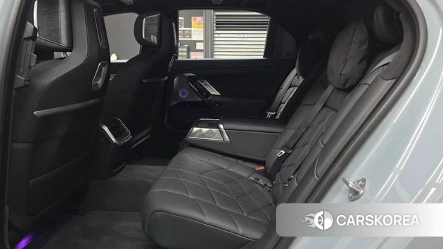 BMW 7 Series (G70) 2023 Серебристо-серый из Кореи, фото 3