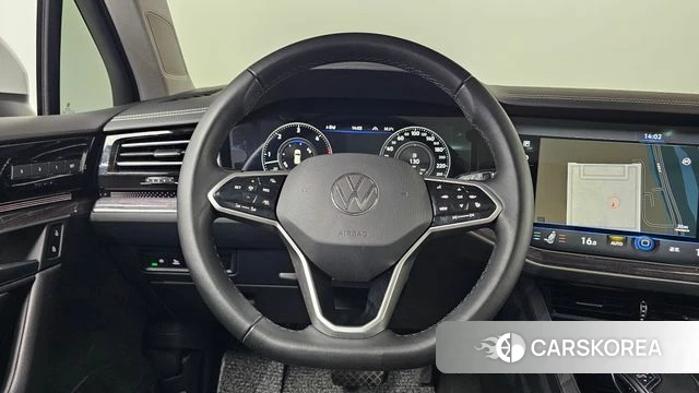 Volkswagen Touareg 3rd generation 2023 Белый из Кореи, фото 3