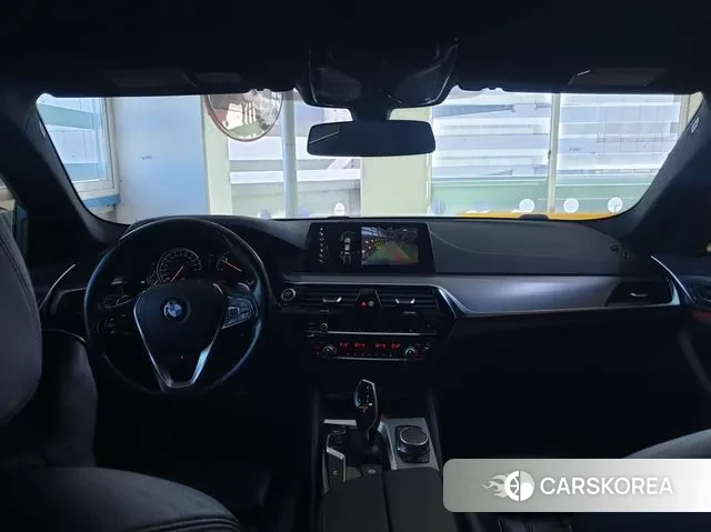 BMW 5 Series (G30) 2018 Серебристо-серый из Кореи, фото 3