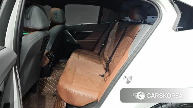 BMW 5 Series (G60) 2024 Белый из Кореи, фото 3