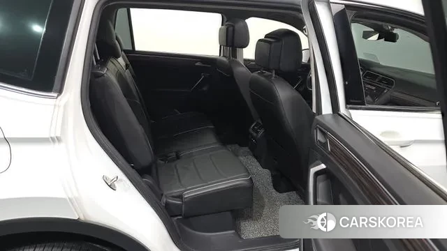 Volkswagen Tiguan Allspace 2023 Белый из Кореи, фото 3