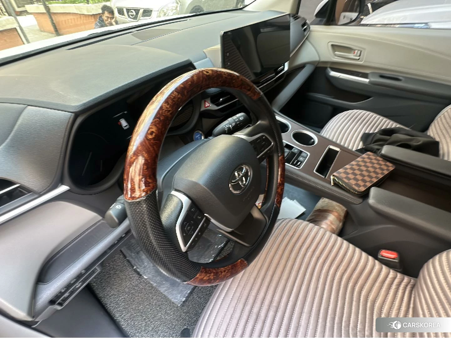 Toyota Granvia 2023 Белый из Китая, фото 3