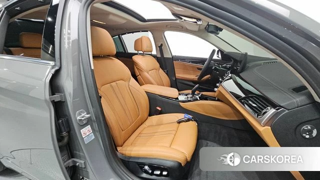 BMW 5 Series (G30) 2022 Серебристо-серый из Кореи, фото 3