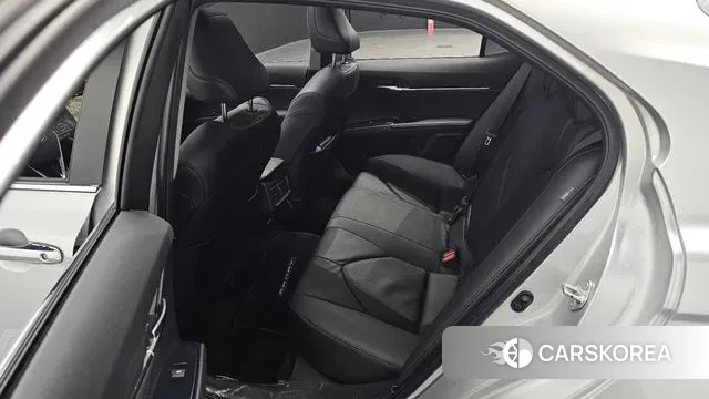 Toyota Camry (XV70) 2018 Серебристо-серый из Кореи, фото 3