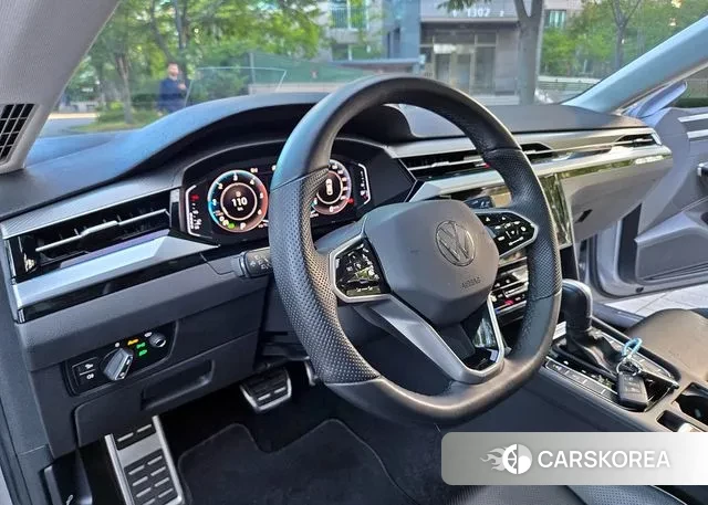 Volkswagen Arteon 2023 Серебристо-серый из Кореи, фото 3