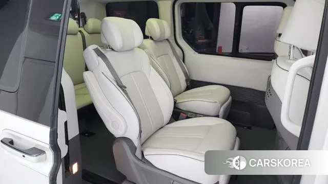 Hyundai Staria 2023 Белый из Кореи, фото 3