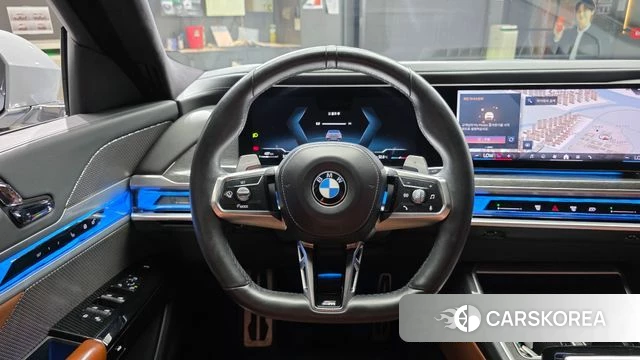 BMW 7 Series (G70) 2023 Светло-серебряный цвет из Кореи, фото 3