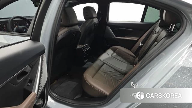 BMW 5 Series (G60) 2025 Светло-серебряный цвет из Кореи, фото 3