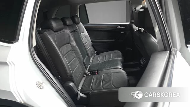 Volkswagen Tiguan Allspace 2023 Белый из Кореи, фото 3