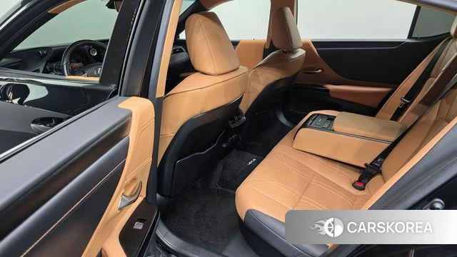 Lexus ES300h 7th generation 2023 Черный из Кореи, фото 3