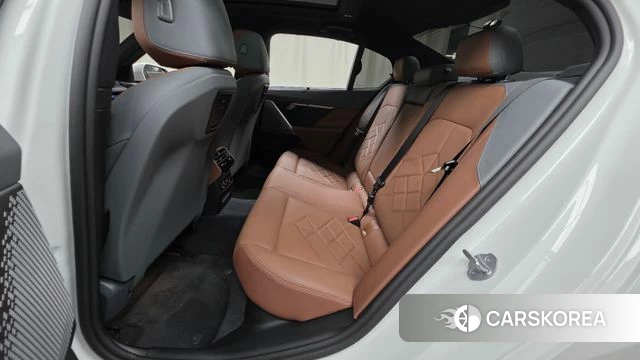 BMW 5 Series (G60) 2024 Белый из Кореи, фото 3