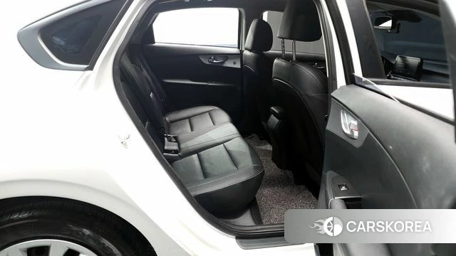 Kia The New K3 2nd generation 2023 Белый из Кореи, фото 3