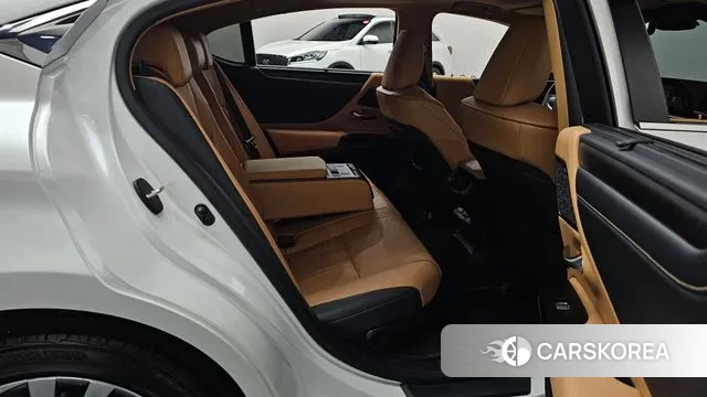 Lexus ES300h 7th generation 2024 Белый из Кореи, фото 3