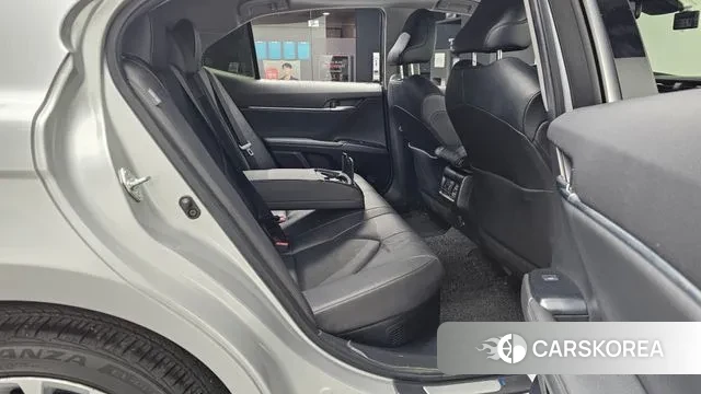 Toyota Camry (XV70) 2021 Серебряный из Кореи, фото 3