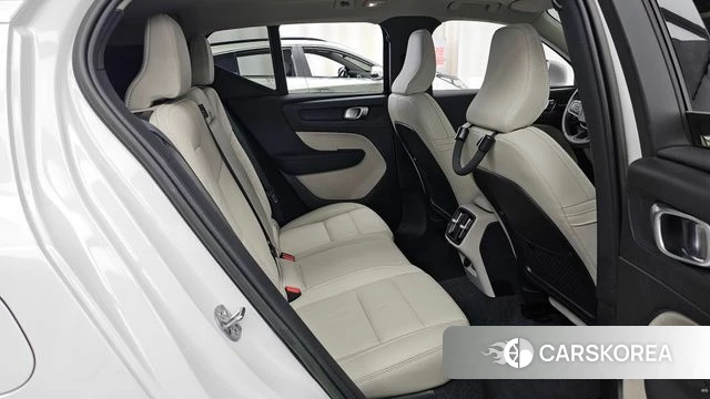 Volvo XC40 2023 Белый из Кореи, фото 3