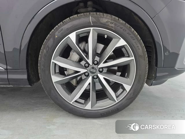 Audi Q7 2021 Черный из Китая, фото 3