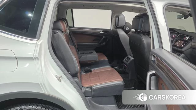 Volkswagen Tiguan Allspace 2023 Белый из Кореи, фото 3