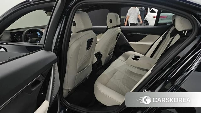 BMW 5 Series (G60) 2025 Черный из Кореи, фото 3