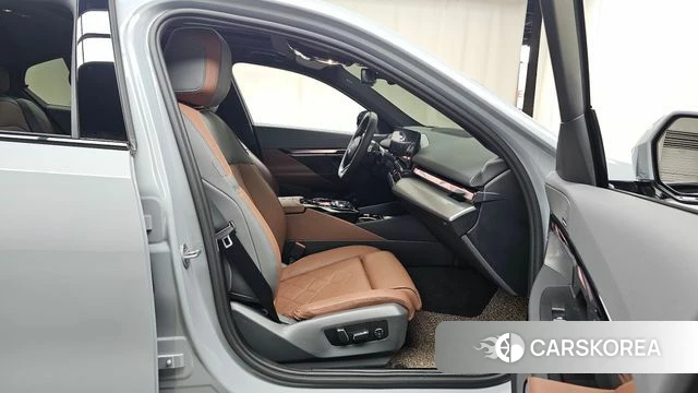 BMW 5 Series (G60) 2025 Серебристо-серый из Кореи, фото 3