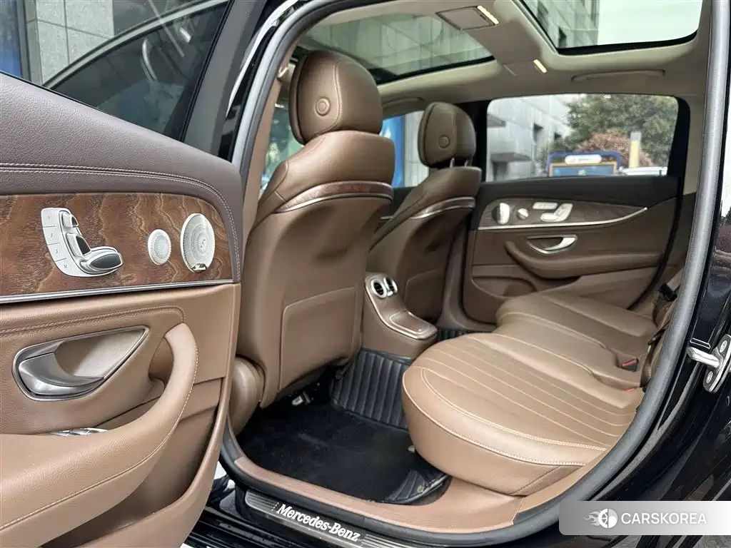Mercedes-Benz E-Class 2023 Черный из Китая, фото 3