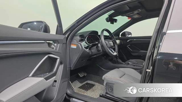 Audi Q3 (F3) 2022 Черный из Кореи, фото 3