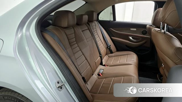 Mercedes-Benz E-Class W213 2021 Светло-серебряный цвет из Кореи, фото 3