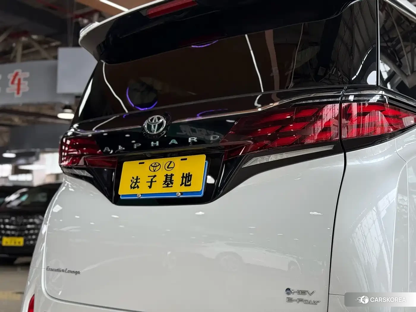 Toyota Alphard 2023 Белый из Китая, фото 3