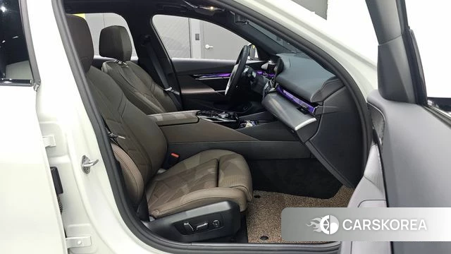 BMW 5 Series (G60) 2025 Белый из Кореи, фото 3