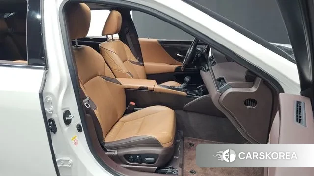 Lexus ES300h 7th generation 2019 Белый из Кореи, фото 3