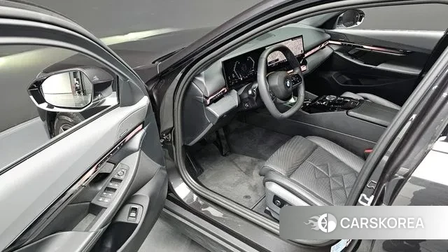 BMW 5 Series (G60) 2024 Серый из Кореи, фото 3