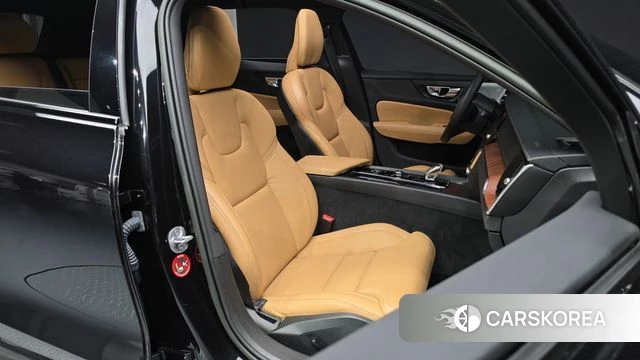 Volvo V60 Cross-Country 2nd Generation 2023 Черный из Кореи, фото 3