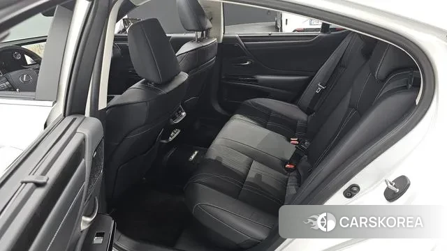 Lexus ES300h 7th generation 2023 Белый из Кореи, фото 3