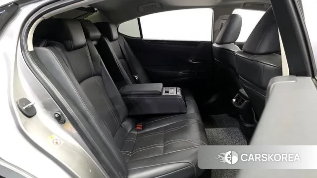 Lexus ES300h 7th generation 2019 Серебряный из Кореи, фото 3