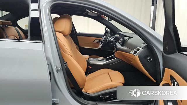 BMW 3 Series (G20) 2025 Серебристо-серый из Кореи, фото 3