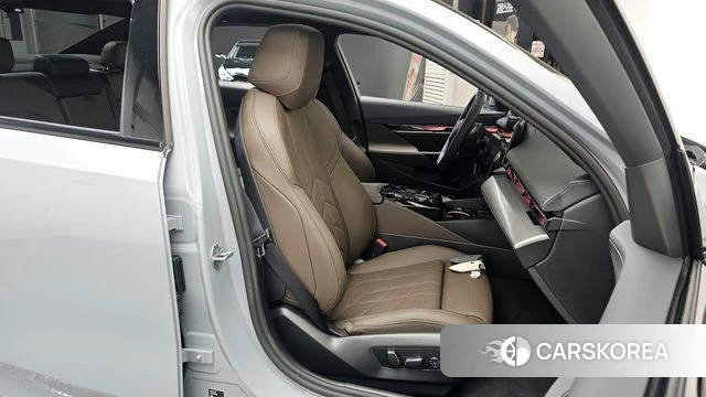 BMW 5 Series (G60) 2025 Серебристо-серый из Кореи, фото 3