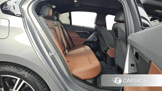 BMW 5 Series (G60) 2025 Серебристо-серый из Кореи, фото 3