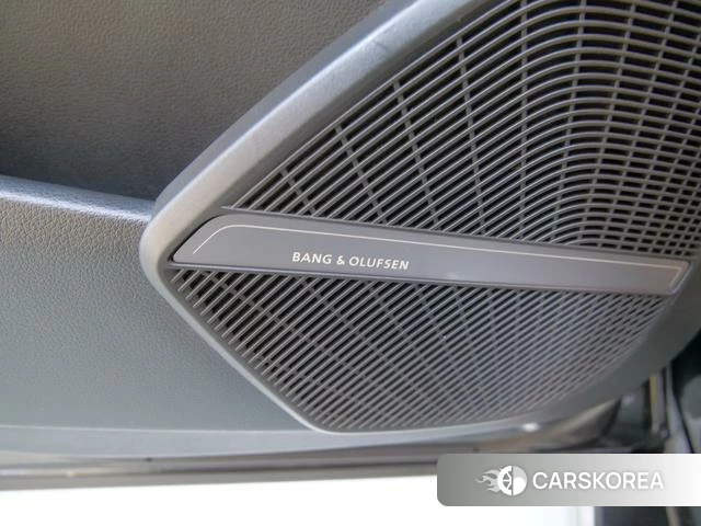 Audi Q5L 2022 Темно-серый из Китая, фото 3