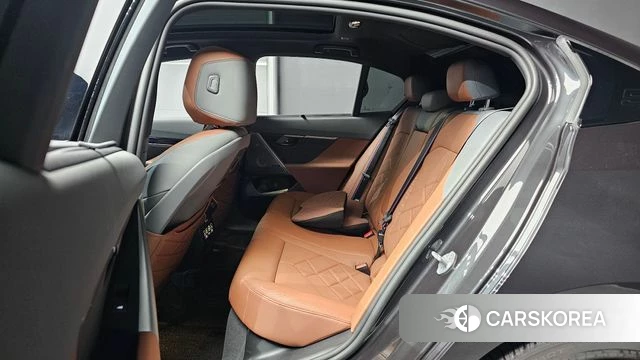 BMW 5 Series (G60) 2025 Черный из Кореи, фото 3