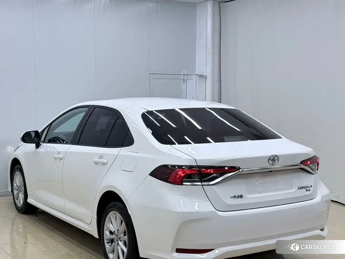 Toyota Corolla 2023 Белый из Китая, фото 3